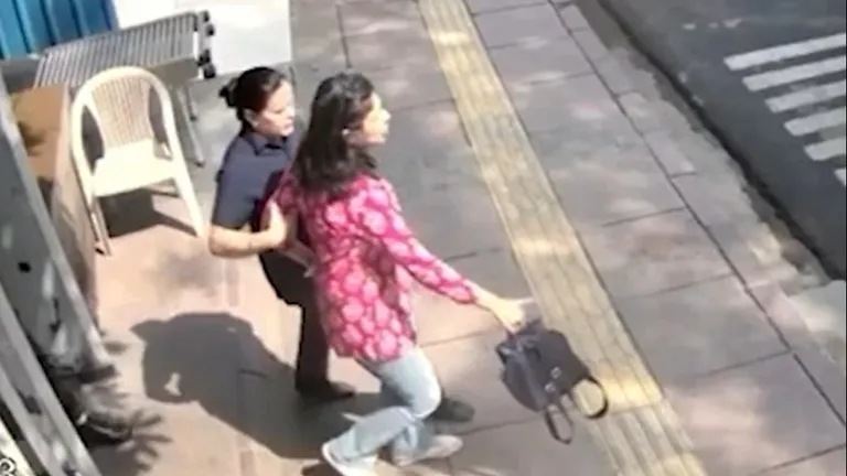 स्वाति मालीवाल की मेडिकल रिपोर्ट में हुई चोट की पुष्टि, इस बीच सीएम आवास का एक और वीडियो आया सामने NewsTak