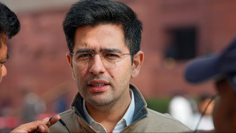 लंदन से लौट आए राघव चड्ढा, AAP में चल रहे घमासान के बीच सीएम केजरीवाल से मिलें NewsTak