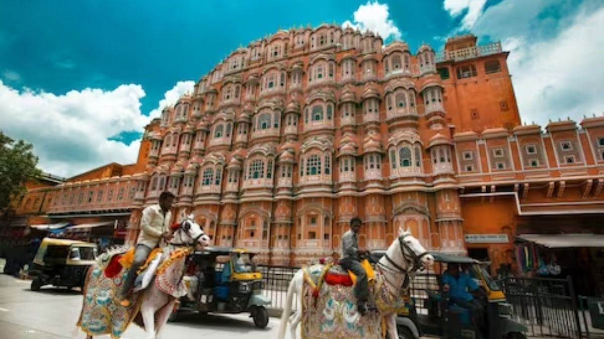 बिना किसी नींव के बनी सबसे ऊंची इमारत है हवा महल, घूमने जाने से पहले जान लें ये जरूरी बातें NewsTak