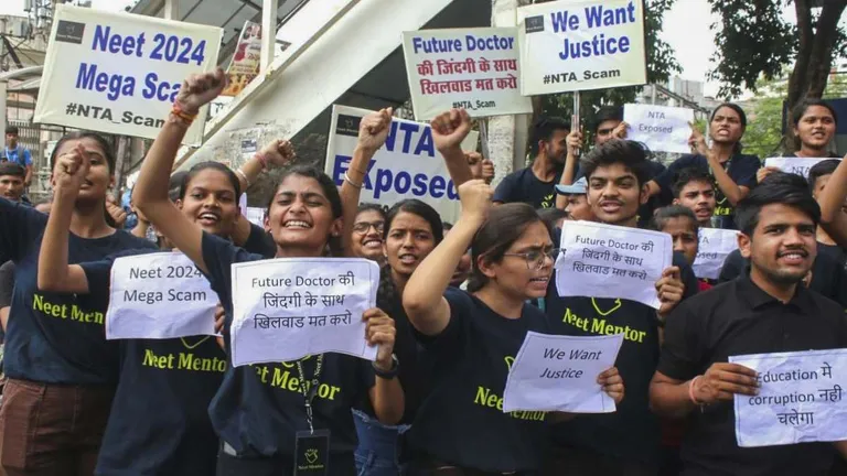 'परीक्षा से पहले मेरे पास आ गया था पेपर, फूफा ने करवाई थी सेटिंग,' NEET पेपर लीक के आरोपी छात्र का कुबूलनामा NewsTak