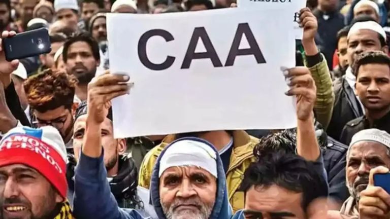 CAA पर मचा था बवाल, कानून बनने के बाद नागरिकता लेने वालों की संख्या इतनी कम क्यों? समझिए NewsTak