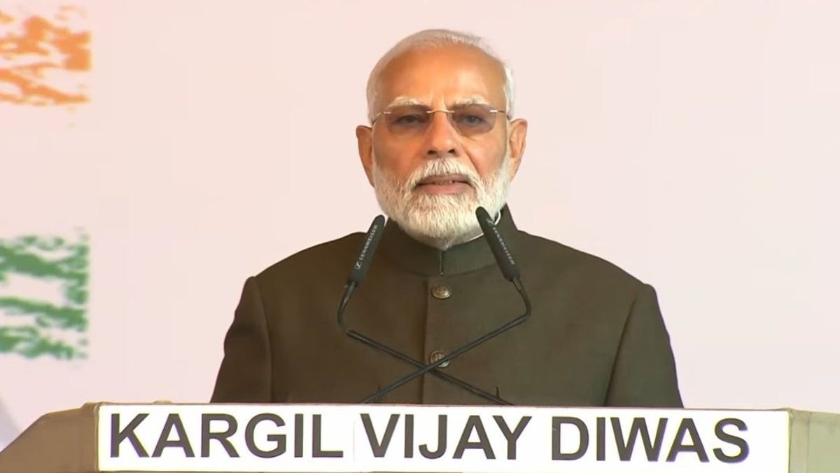 Kargil Vijay Diwas 2024: PM मोदी ने कारगिल में देश के सूरमाओं को श्रद्धांजलि दे अग्निवीर स्कीम पर विपक्ष को लिया आड़े हाथ PM Modi at Kargil War Memorial in Dras