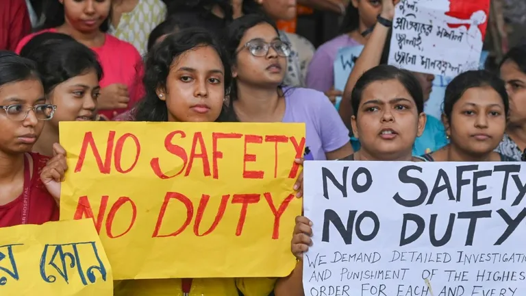 Kolkata Rape Murder Case: कोलकाता में ट्रेनी डॉक्टर के रेप-मर्डर पर देशभर में हड़ताल जारी, हो रही CBI जांच की मांग Doctors and Nursing Staff Protest