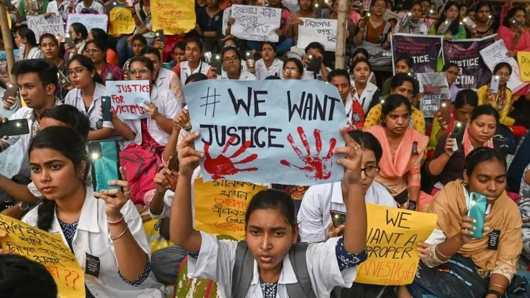 कोलकाता में लेडी डॉक्टर से रेप और मर्डर केस में हुई CBI की इंट्री, जानिए इस केस की पूरी डिटेल NewsTak