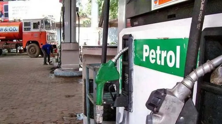 चुनाव से पहले फिर घटेंगे पेट्रोल-डीजल के दाम? कच्चे तेल के दामों में आई गिरावट NewsTak