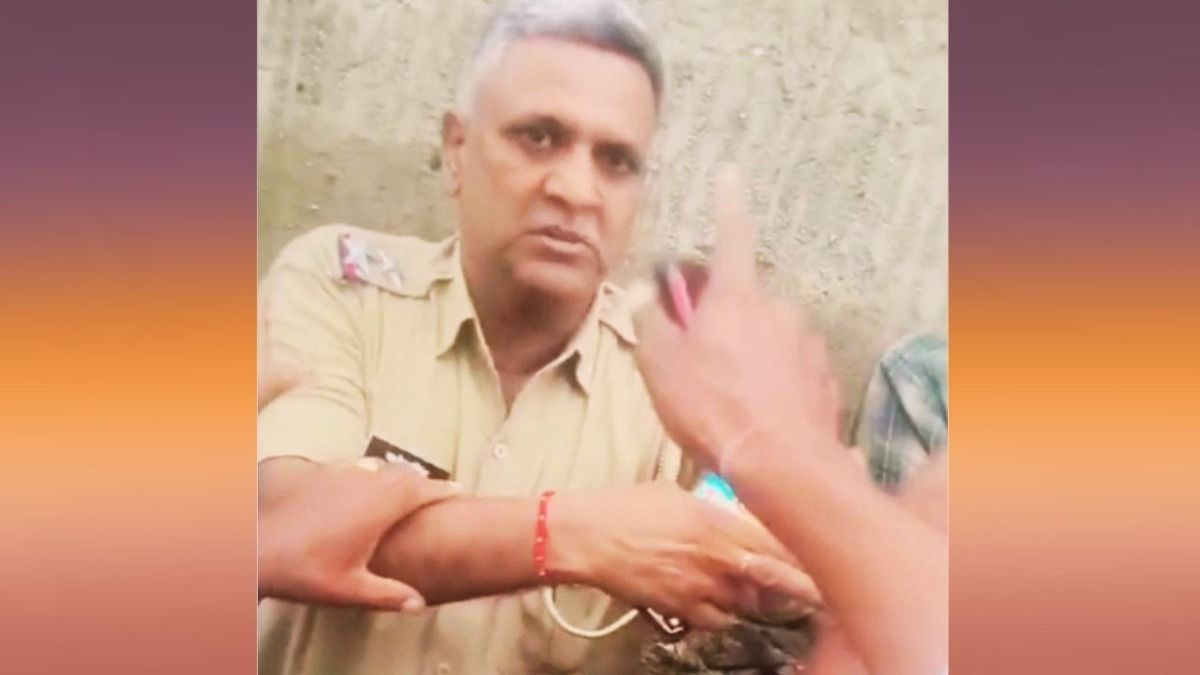 Rajasthan: वारंटी को पकड़ने गई पुलिस पर टूट पड़े आरोपी के परिजन, वर्दी तक फाड़ दी NewsTak