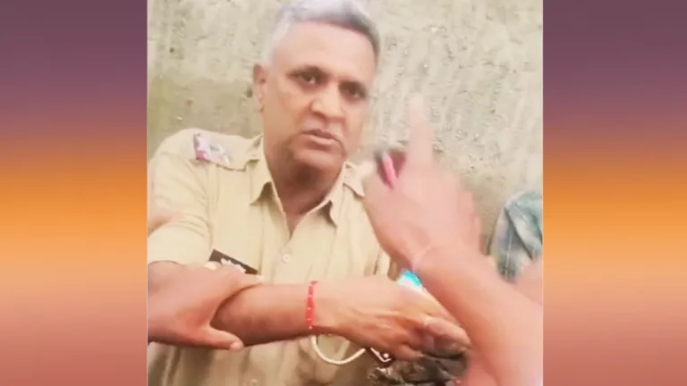 Rajasthan: वारंटी को पकड़ने गई पुलिस पर टूट पड़े आरोपी के परिजन, वर्दी तक फाड़ दी NewsTak