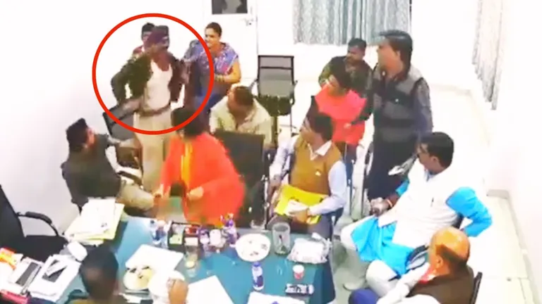 बीजेपी के पार्षद पति ने दी थी वर्दी उतरवाने की धमकी, गुस्से में ASI ने सबके सामने फाड़ दी वर्दी, फिर हो गया बवाल singrauli_mp_video