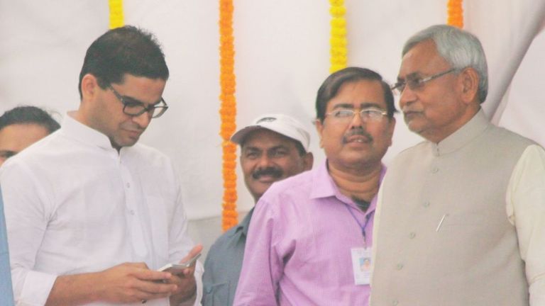 Bihar Election 2025: बिहार की जनता को साधने के लिए नीतीश, तेजस्वी, प्रशांत और उपेंद्र चलने लगे ये दांव! NewsTak