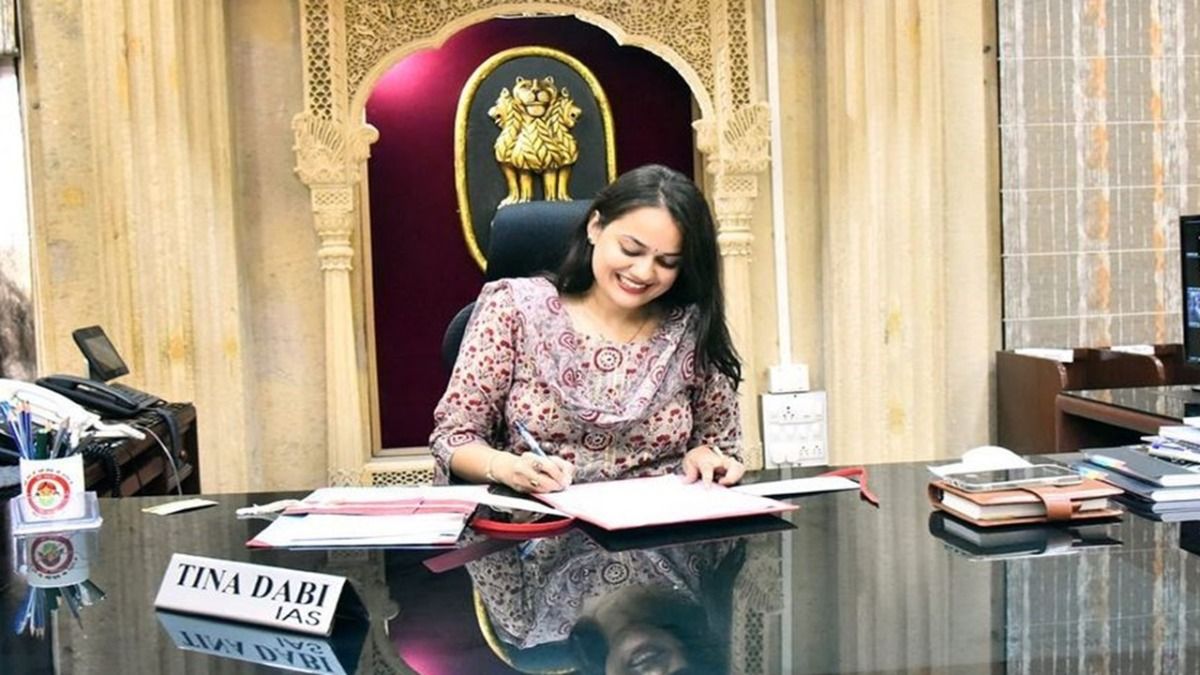 Video: IAS टीना डाबी के सामने घूंघट में आई महिला और बोलने लगी फर्राटेदार अंग्रेजी, सुनकर सब रह गए दंग NewsTak