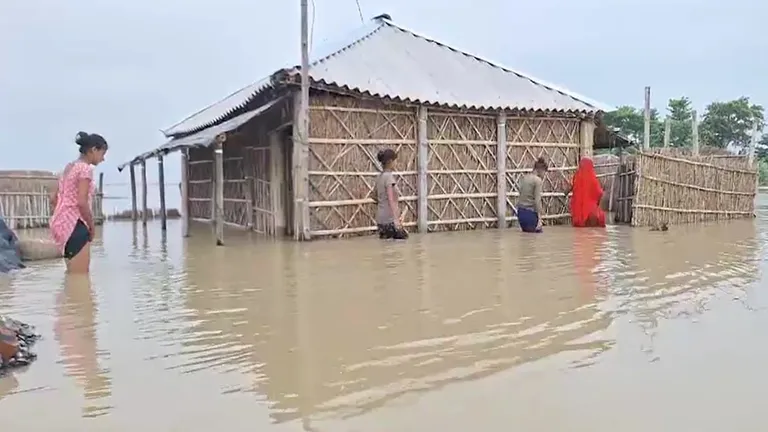 बिहार में कोसी के कहर से टूटे कई बांध, बढ़ते जलस्तर से बाढ़ ले रहा भयावह रूप NewsTak