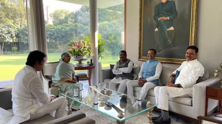 हिसार से निर्दलीय चुनाव जीती सावित्री जिंदल ने बीजेपी को दे दिया समर्थन, पहले की थी बगावत Savitri Jindal met Union Minister Dharmendra Pradhan