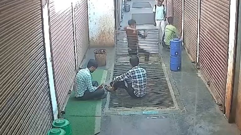 VIDEO: रील बना रहा था लड़का और फिर अचानक सिर हो गया धड़ से अलग! NewsTak