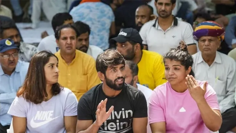 'बृजभूषण को हटाकर खुद WFI का अध्यक्ष बनना चाहती थी बबीता फोगाट', साक्षी मलिक ने किए कई खुलासे! NewsTak