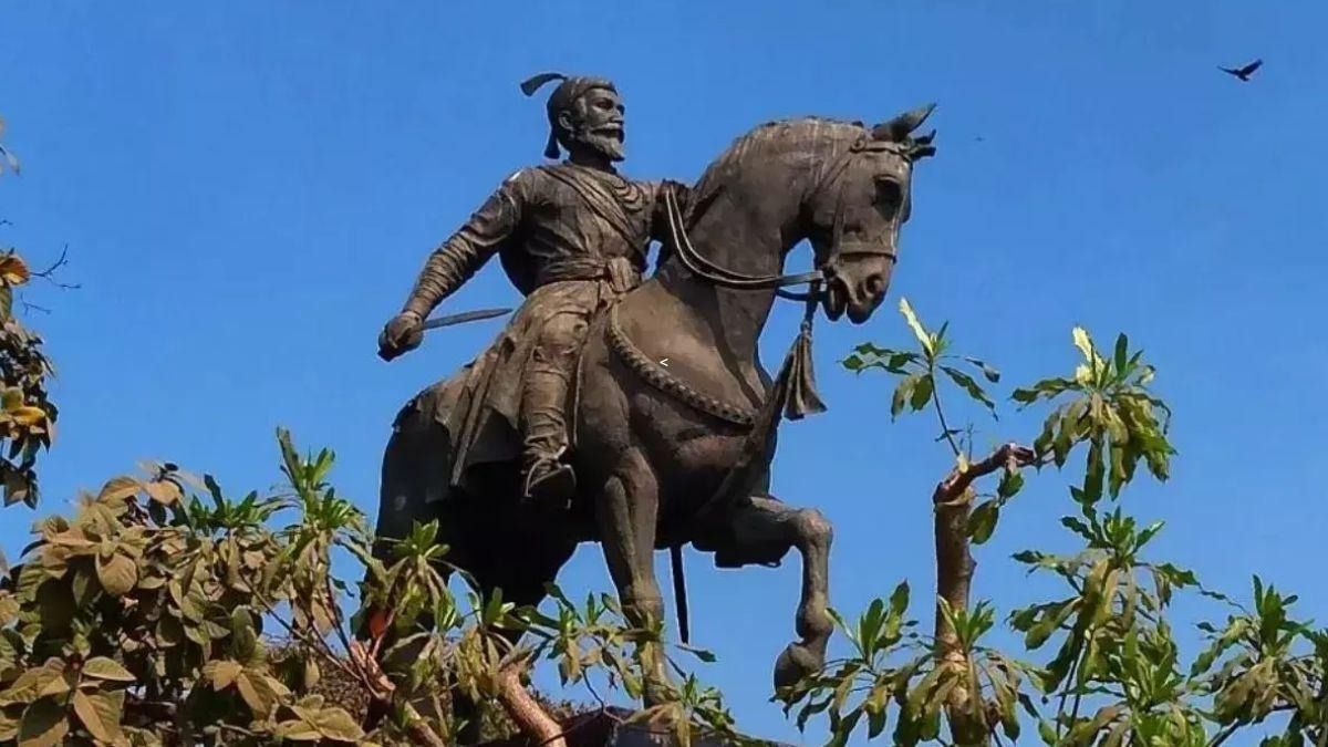 महाराष्ट्र की राजनीति में छत्रपति शिवाजी महाराज के वंशजों को हर पार्टी क्यों लाना चाहती है अपने पाले में? Shivaji Maharaj statue