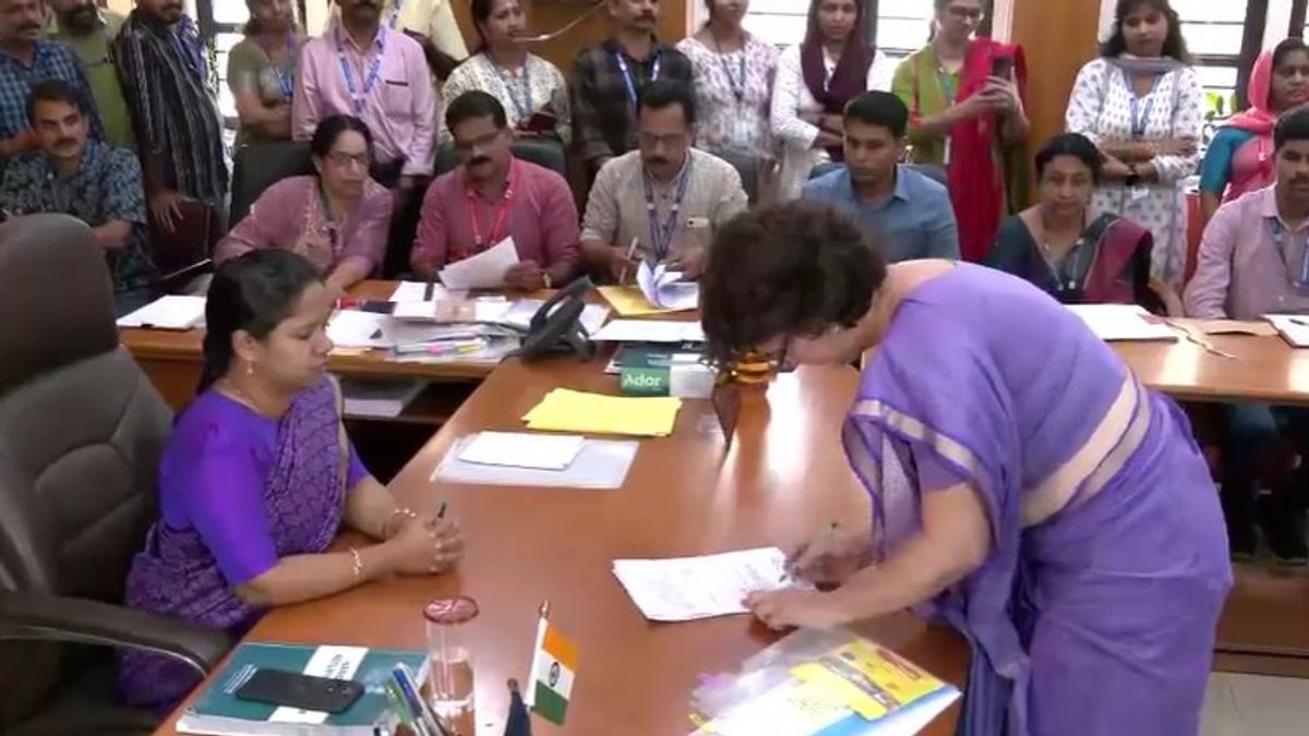 बदल गईं वायनाड की मैडम कलेक्टर, इस IAS के सामने प्रियंका ने भरा नामांकन, हर तरफ है चर्चा Priyanka Gandhi