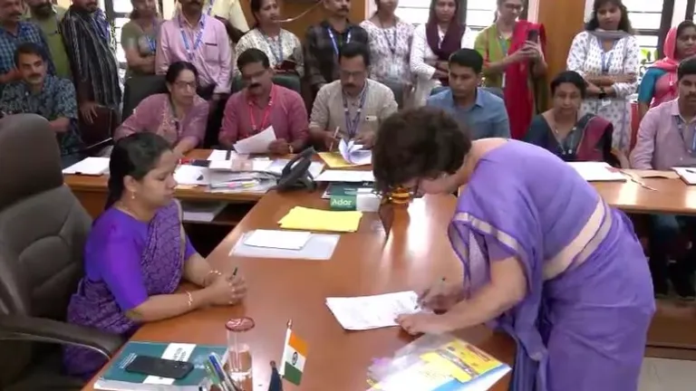 बदल गईं वायनाड की मैडम कलेक्टर, इस IAS के सामने प्रियंका ने भरा नामांकन, हर तरफ है चर्चा Priyanka Gandhi