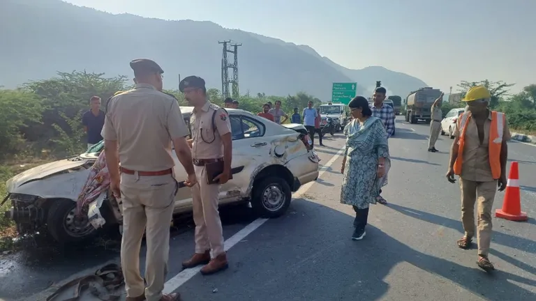 Rajasthan: सिरोही में गाड़ी का टायर फटा, अनियंत्रित कार नाले में गिरी, एक ही परिवार के 5 लोगों की मौत Sirohi