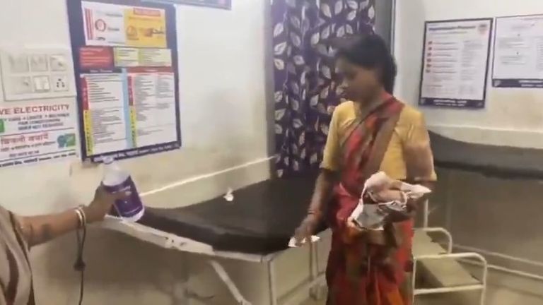 MP: पति की मौत के बाद गर्भवती पत्नी से अस्पताल स्टाफ ने कराया ऐसा काम कि शर्मसार हो गई मानवता! NewsTak