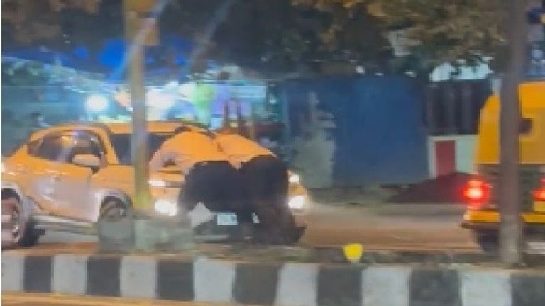 दिल्ली: कार ड्राइवर ने ट्रैफिक पुलिस के जवानों को बोनट पर लटकाकर 100 मीटर तक घसीटा, यहां देखें वीडियो Delhi Traffic Police