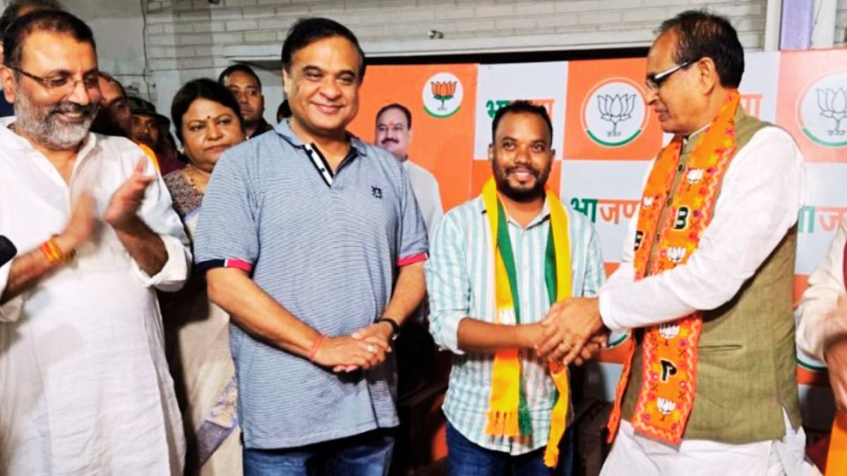 Jharkhand election: झारखंड में BJP ने CM हेमंत सोरेन को दिया बड़ा झटका, चुनाव से पहले बिगाड़ दिया खेल झारखंड चुनाव में बीजेपी ने सीएम हेमंत सोरेन को बड़ा झटका दिया है.