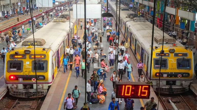 छठ पर नहीं मिल रही कंफर्म टिकट, इन ट्रेनों में करें ट्राई, रेलवे ने चला दी ये 195 स्पेशल ट्रेनें NewsTak