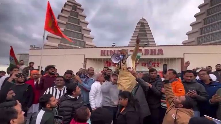 'बंटोगे तो कटोगे' का नारा यूपी से पहुंचा कनाडा, मंदिर पर हमले के बाद पुजारी ने की ये अपील Hindus showed solidarity after temple in Brampton Canada