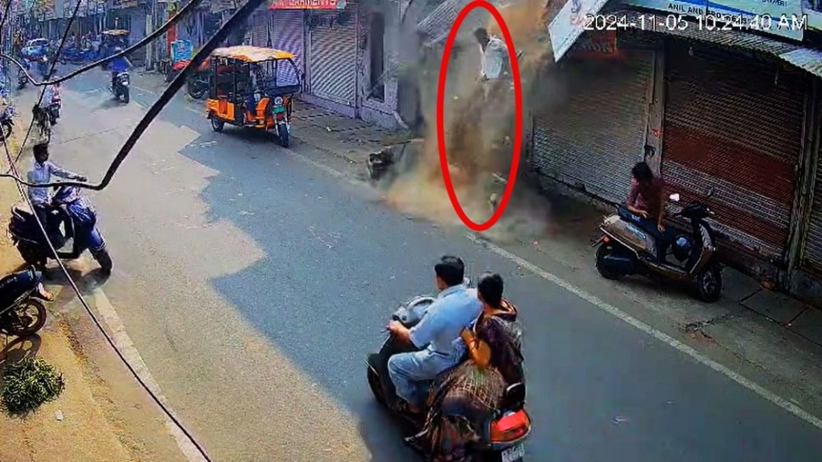 Video: दुकान पर ईट-पत्थर-छत के मलबे के साथ गिरा एक युवक, फिर कैमरे में कैद हुआ चौंकाने वाला एक दृश्य NewsTak