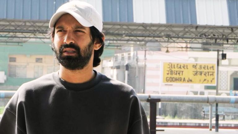 विवादों के बीच विक्रांत मैसी अचानक पहुंचे गोधरा स्टेशन, 'द साबरमती रिपोर्ट' से चर्चा में 22 साल पुरानी वो दर्दनाक घटना विक्रांत मैसी अपनी आने वाली फिल्म को लेकर चर्चा में.