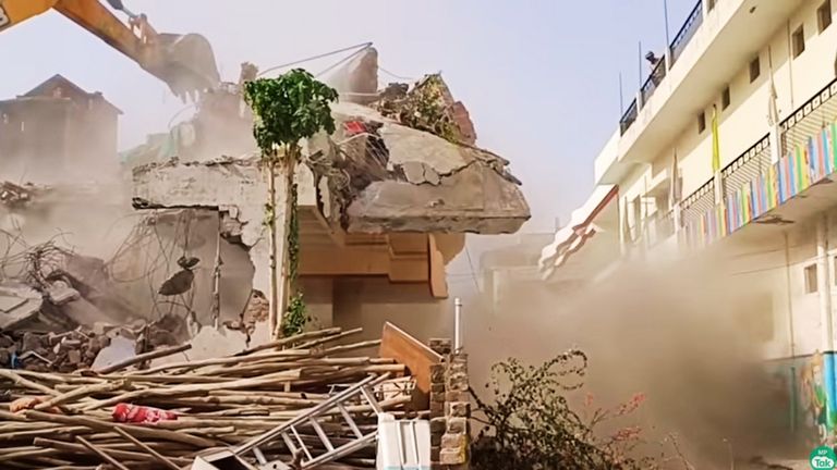 छतरपुर में थाने में पथराव के आरोपी शहजाद की आलीशान बिल्डिंग पर बुलडोजर कार्रवाई के बाद फंसी सरकार! mp_news