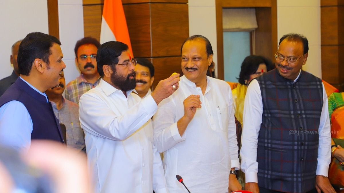 महाराष्ट्र में बंपर जीत के बाद महायुति में CM बनाने को लेकर बढ़ेगी टेंशन! शिंदे या फडणवीस किसे मिलेगी कमान? महाराष्ट्र में महायुति ने प्रचंड बहुमत हासिल किया है