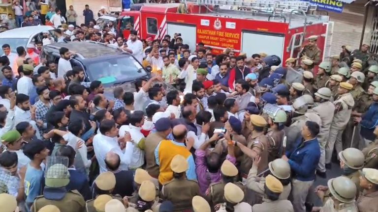 उदयपुर के मेवाड़ राजपरिवार में तनातनी, सिटी पैलेस के बाहर पथराव, 3 घायल, जानें पूरा मामला udaipur