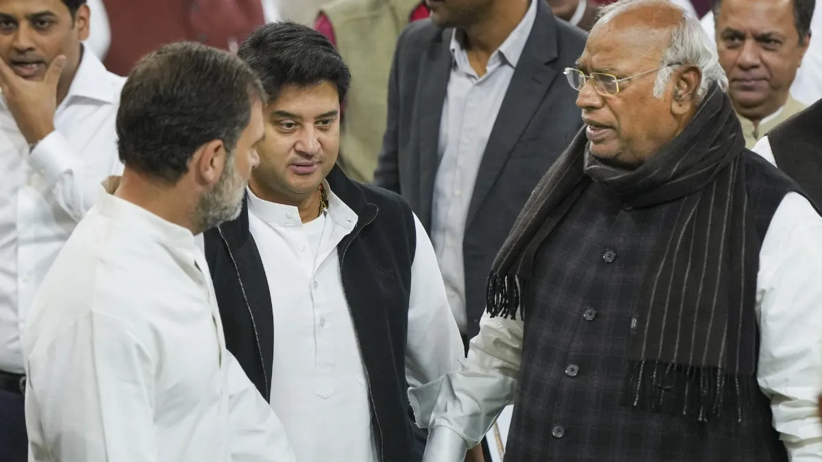 संसद में राहुल गांधी और ज्योतिरादित्य सिंधिया की मुलाकात हुई (फोटो- पीटीआई)