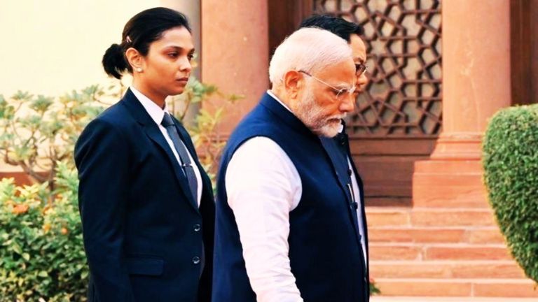 कौन है यह महिला SPG कमांडो, जिसकी पीएम मोदी के साथ तस्वीर हो गई वायरल? महिला कमांडो की पीएम के साथ तस्वीर वायरल हो रही है.