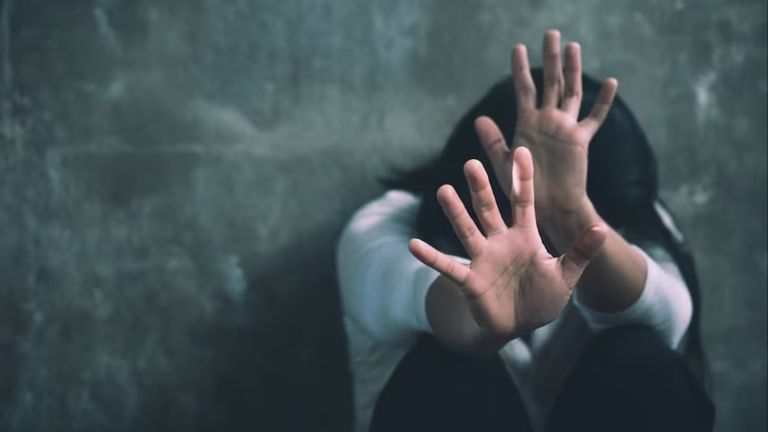 Madhya Pradesh: मऊगंज में चलती एंबुलेंस में किशोरी को बंधक बनाकर रेप, घूमने जा रही थी नानी के घर NewsTak