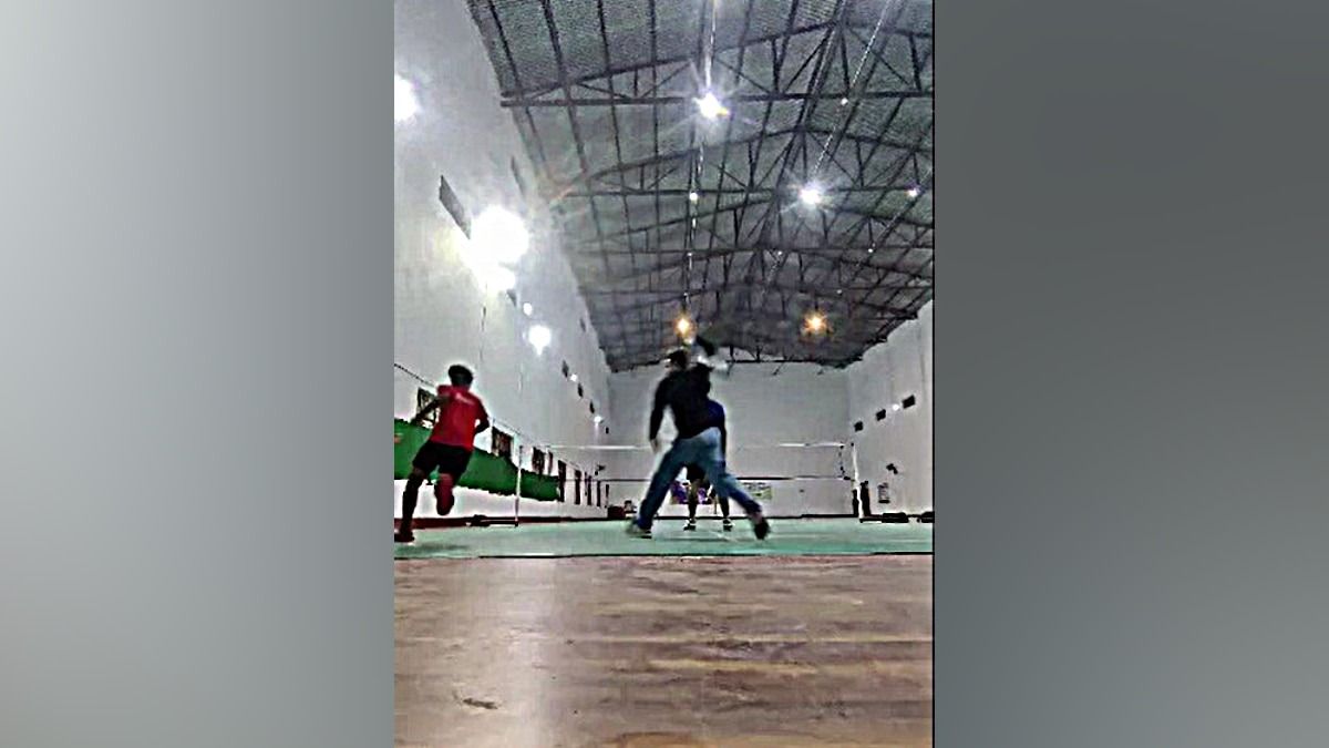 बैडमिंटन खेलते हुए ADM को क्या हुआ? खिलाड़ी को कोर्ट में दौड़ा-दौड़ाकर पीटा, वीडियो वायरल Bihar ADM thrashes badminton players