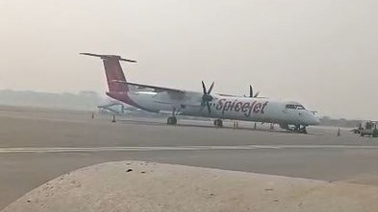 पटना एयरपोर्ट पर फ्लाइट की इमेरजेंसी लैंडिंग, पायलट की सूझबूझ से सुरक्षित बचे यात्री NewsTak