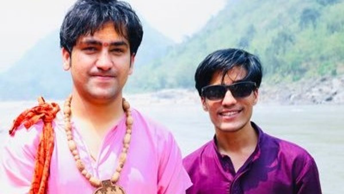 धीरेंद्र शास्त्री के भाई ने पहले वीडियो जारी कर तोड़ लिया 'जीवन भर' का रिश्ता, फिर लिया यू-टर्न धीरेंद्र शास्त्री अपने छोटे भाई शालिग्राम गर्ग के साथ.