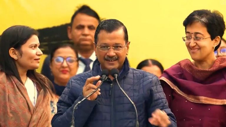 Mahila Samman Yojana: दिल्ली चुनाव से पहले अरविंद केजरीवाल का बड़ा दांव, महिलाओं को 2100 रुपए हर माह देने का किया ऐलान NewsTak