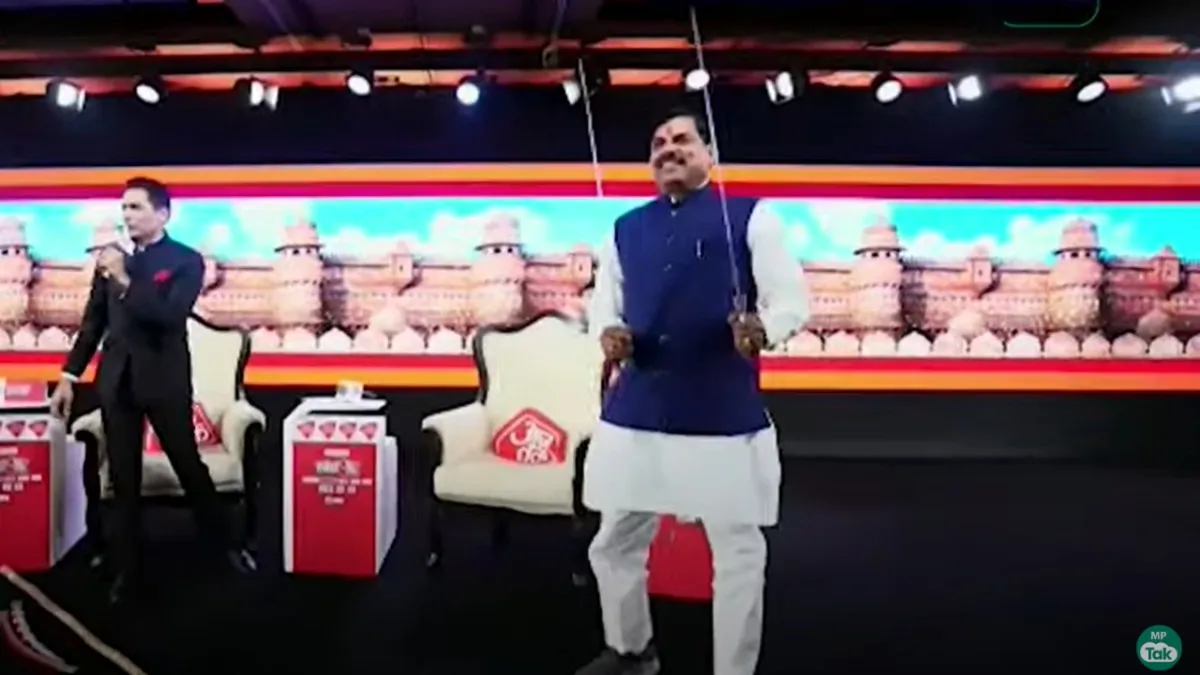 सीएम मोहन यादव ने दिखाया तलवार भांजने का करतब.