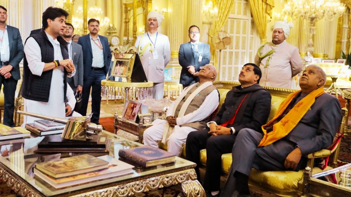 सिंधिया के महल में 140 साल से लगे शाही झूमर की क्या है कहानी, जिसकी खूबसूरती देख दंग रह गए उपराष्ट्रपति सिंधिया के शाही मेहमान बने उपराष्ट्रपति.