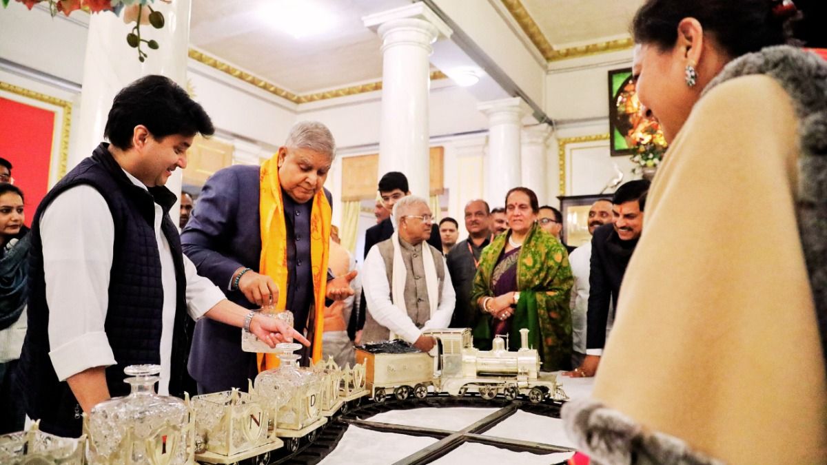 VIDEO: सिंधिया के महल में चांदी की चलती ट्रेन देख हैरान रह गए उपराष्ट्रपति धनखड़, फिर उन्होंने रोक दी Train.. ग्वालियर के जय विलास पैलेस में उपराष्ट्रपति.