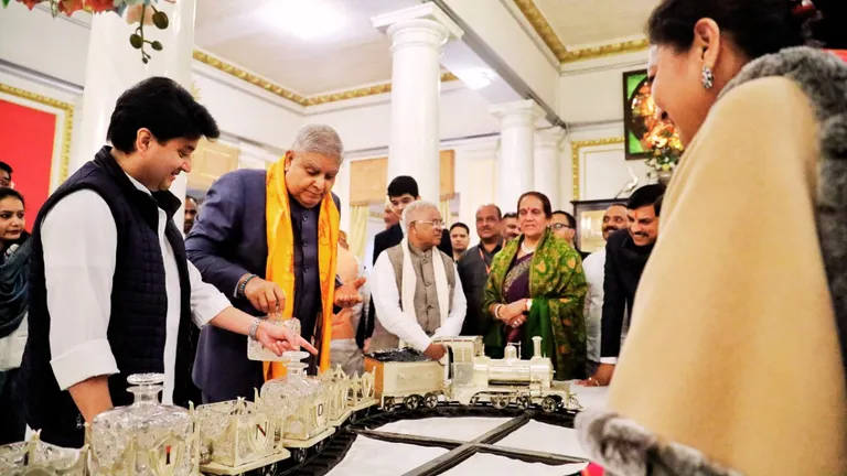VIDEO: सिंधिया के महल में चांदी की चलती ट्रेन देख हैरान रह गए उपराष्ट्रपति धनखड़, फिर उन्होंने रोक दी Train.. ग्वालियर के जय विलास पैलेस में उपराष्ट्रपति.