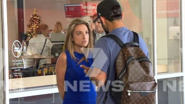 विराट कोहली ने मेलबर्न एयरपोर्ट पर खोया आपा, महिला जर्नलिस्ट से तीखी नोकझोंक, ये वजह आई सामने मेलबर्न एयरपोर्ट पर विराट कोहली और महिला पत्रकार. फोटो- चैनल 7