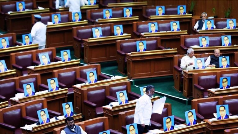 कर्नाटक की विधानसभा ऐसे हो गई आंबेडकर..आंबेडकर..आंबेडकर..आंबेडकर...तस्वीर वायरल NewsTak