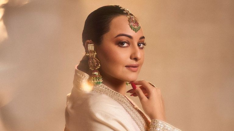 सोनाक्षी सिन्हा की कहानी में क्यों है इतना बवाल? कुमार विश्वास ने ऐसा क्या कह दिया? Sonakshi Sinha