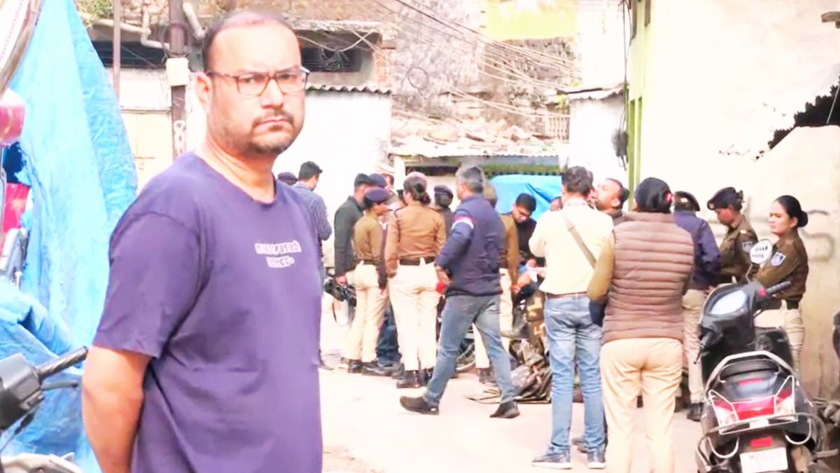 Bhopal Clash: भोपाल में दो पक्षों में झड़प के साथ पथराव, लहराई तलवारें, 6 घायल; भारी पुलिस बल की तैनात भोपाल में दो पक्षों में विवाद हो गया और जमकर पथराव हुआ.