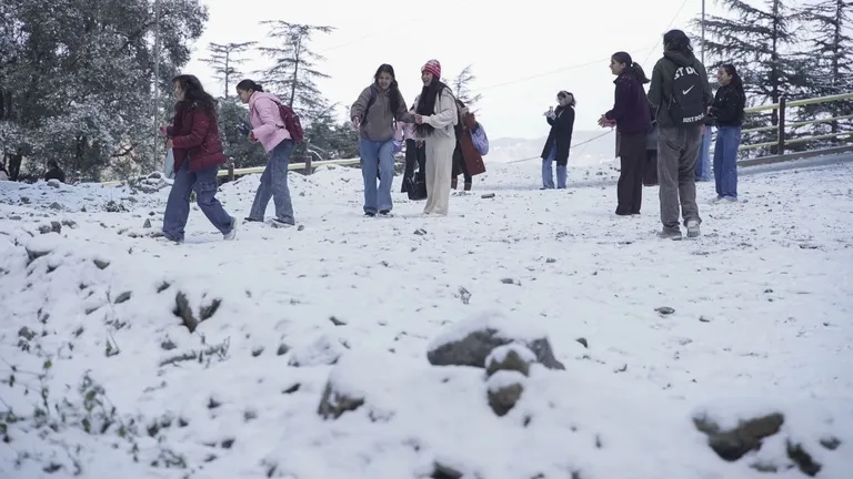 Today Weather: जम्मू-कश्मीर, हिमाचल और उत्तराखंड.. हर तरफ बर्फबारी, दिसंबर में कड़ाके की ठंड से कांपे लोग NewsTak
