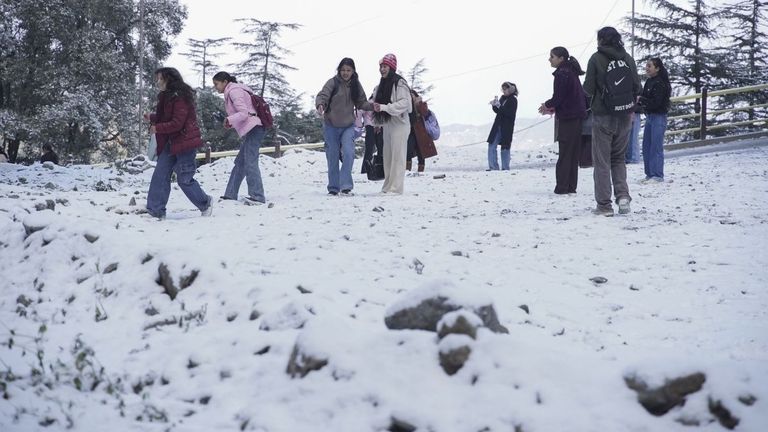 Today Weather: जम्मू-कश्मीर, हिमाचल और उत्तराखंड.. हर तरफ बर्फबारी, दिसंबर में कड़ाके की ठंड से कांपे लोग NewsTak