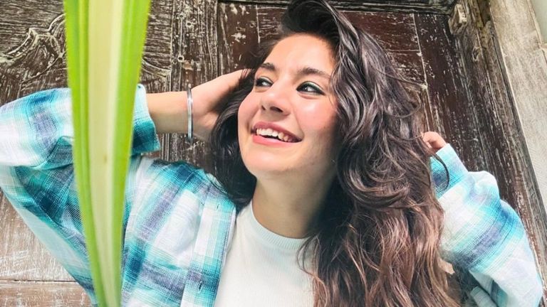 RJ Simran Death: गुरुग्राम वाले फ्लैट में मृत मिली जम्मू की धड़कन आरजे सिमरन, आखिरी इंस्टा पोस्ट में ये लिखा आरजे सिमरन ने खुदकुशी कर ली.